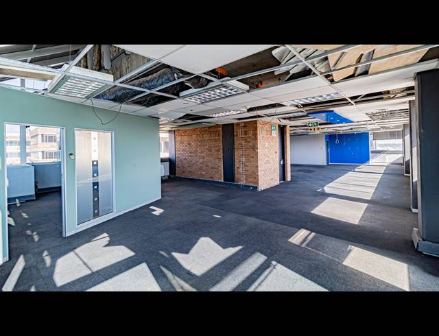 1,100M² OFFICE TO LET IN FERNDALE
